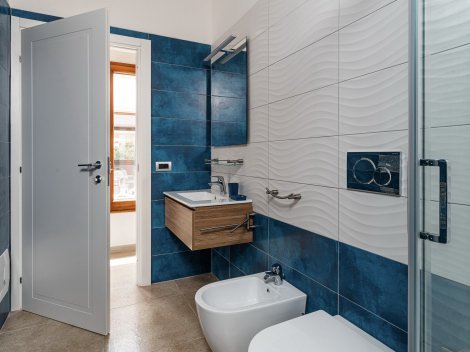 Die modernen Duschbäder zeigen die Perfektion von Villa Iris