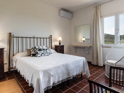 Das Fenster geht nach Osten hin zum Meer und die Ebene von Pula