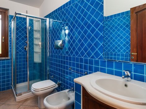 Geräumiges Duschbad mit WC, Bidet und Waschbecken