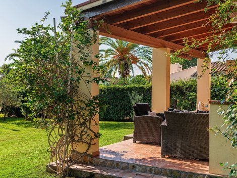 Überdachte Terrasse mit Blick in den Garten