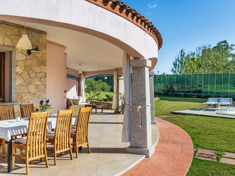 Eßtisch auf der Terrasse, ideal für ein Frühstück unter freiem Himmel