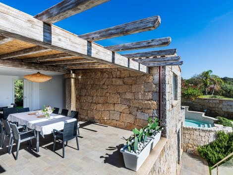 Von der Terrasse führt eine Treppe zum Pool