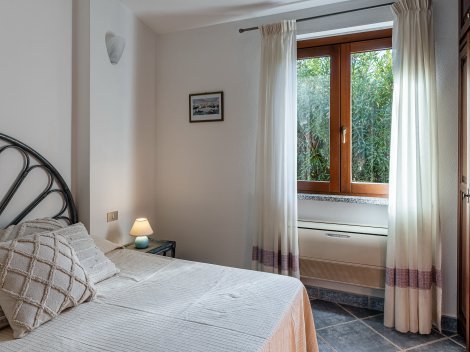 2. Schlafzimmer mit Fenster