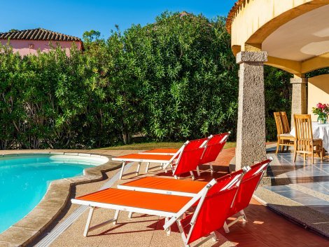 Von der umlaufenden Terrasse mit einem Sprung im Pool
