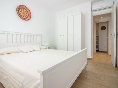 Helles Schlafzimmer mit Doppelbett