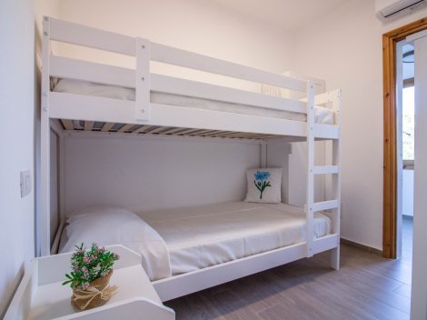 Das Etagenbett mit Leiter und Bettgitter für die Kinder