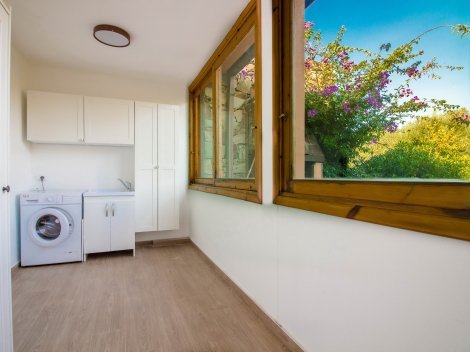 Heller Wirtschaftsraum mit Waschmaschine