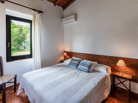 2. Schlafzimmer mit Doppelbett und Fenster