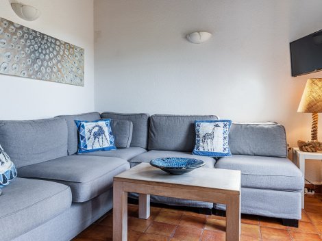 Gemütliche Sitzecke mit Fernseher