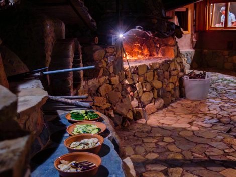 Gemauerter Grill neben der Terrasse