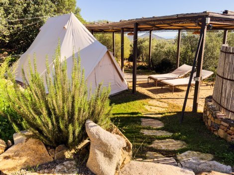 Zelt 2 - Außenansicht mit Liegen