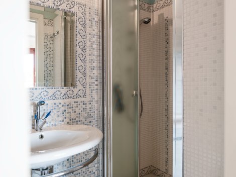 2. Bad mit Dusche