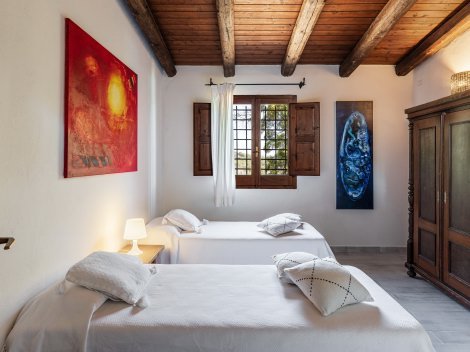 Das zweite Schlafzimmer hat 2 Einzelbetten, die zusammengestellt werden können