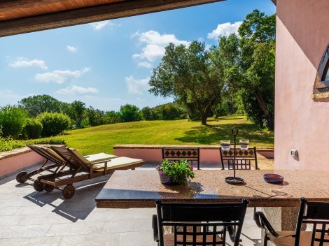 Von der überdachten Terrasse sehen Sie in den gepflegten Garten