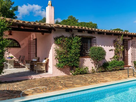 Von der Terrasse in den Pool springen