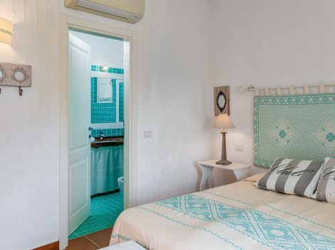 Elternschlafzimmer mit farblich abgestimmten Ensuitebad