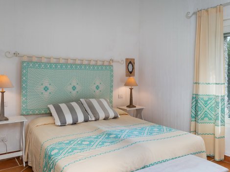 Schlafzimmer 1 mit Blick in den Garten