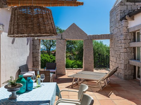 Eßtisch, Sitzgarnitur und zwei Liegen garantieren Entspannung.