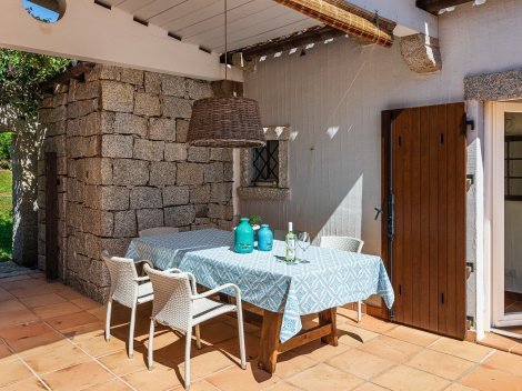 Von der Küche führt eine Tür zum Eßtisch auf der Terrasse