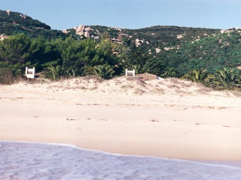 Weisser Sandstrand der Costa Rei vor dem Haus