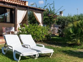 Garten mit bequemen Liegestühlen zum Sonnenbaden