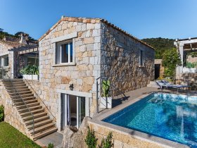 Pool und Meer - nur 2 km sind es zum  hellen Sandstrand von Cala Sinzias
