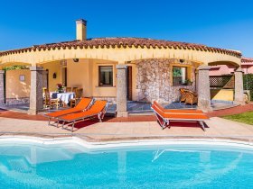 Villa mit Privatpool am Strand