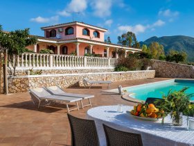 Die Villa liegt im Südosten Sardiniens in der Ebene des Rio Sa Piccoca